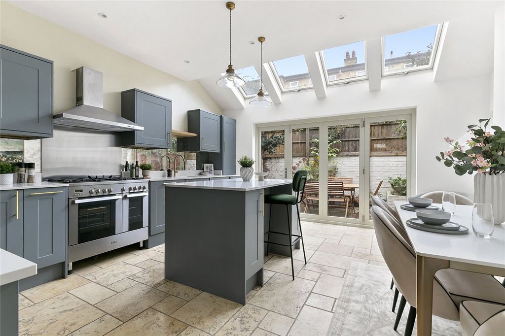 Property photo 3 of 17 Kitchen/Dining Room