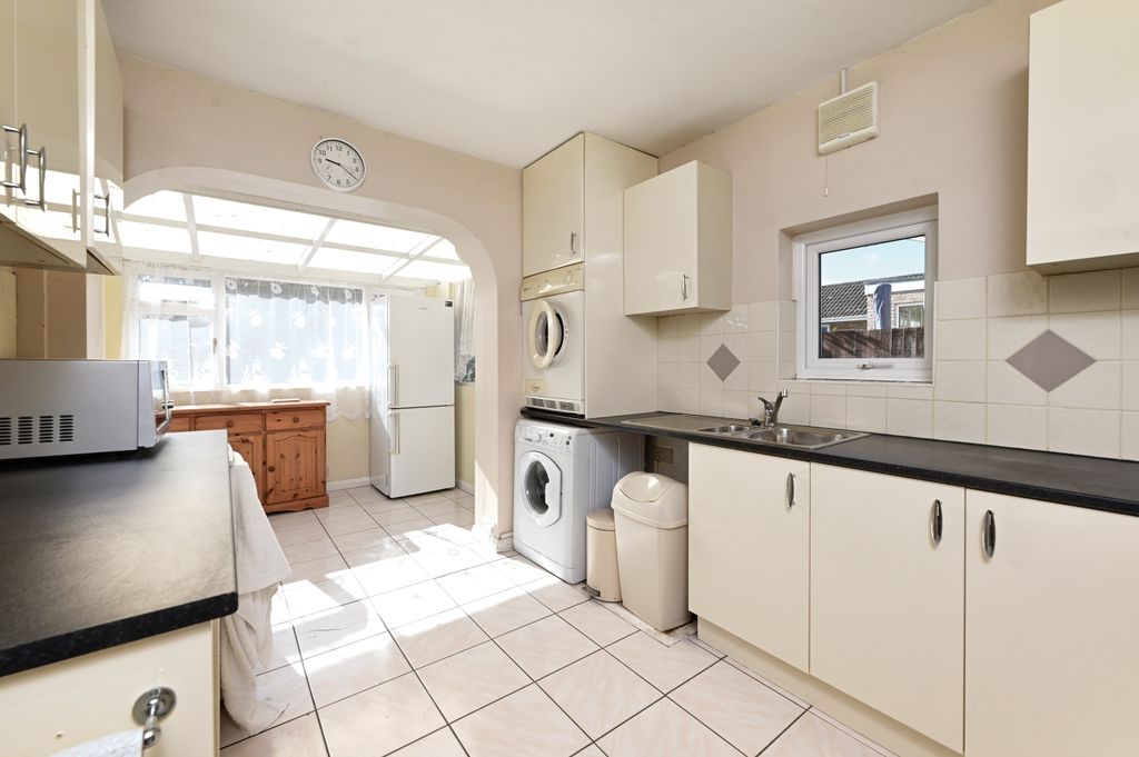 Property photo 3 of 7 77 Rosmary Gardens (4)