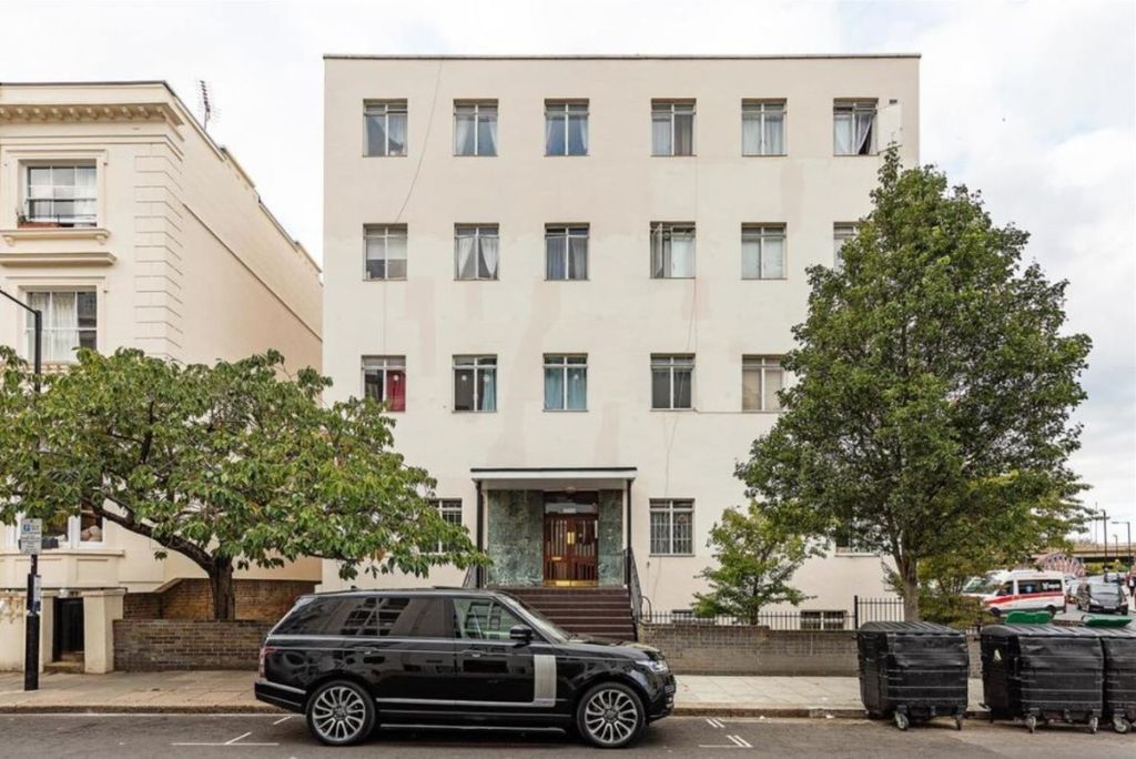 Property photo 3 of 9 External