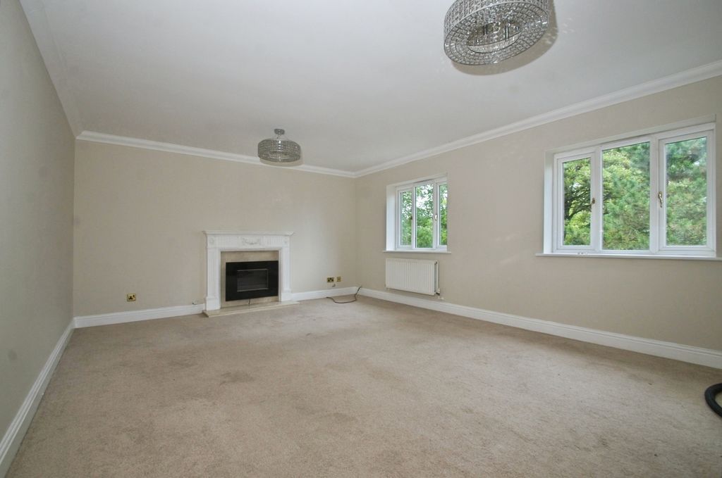 Property photo 2 of 17 Lounge