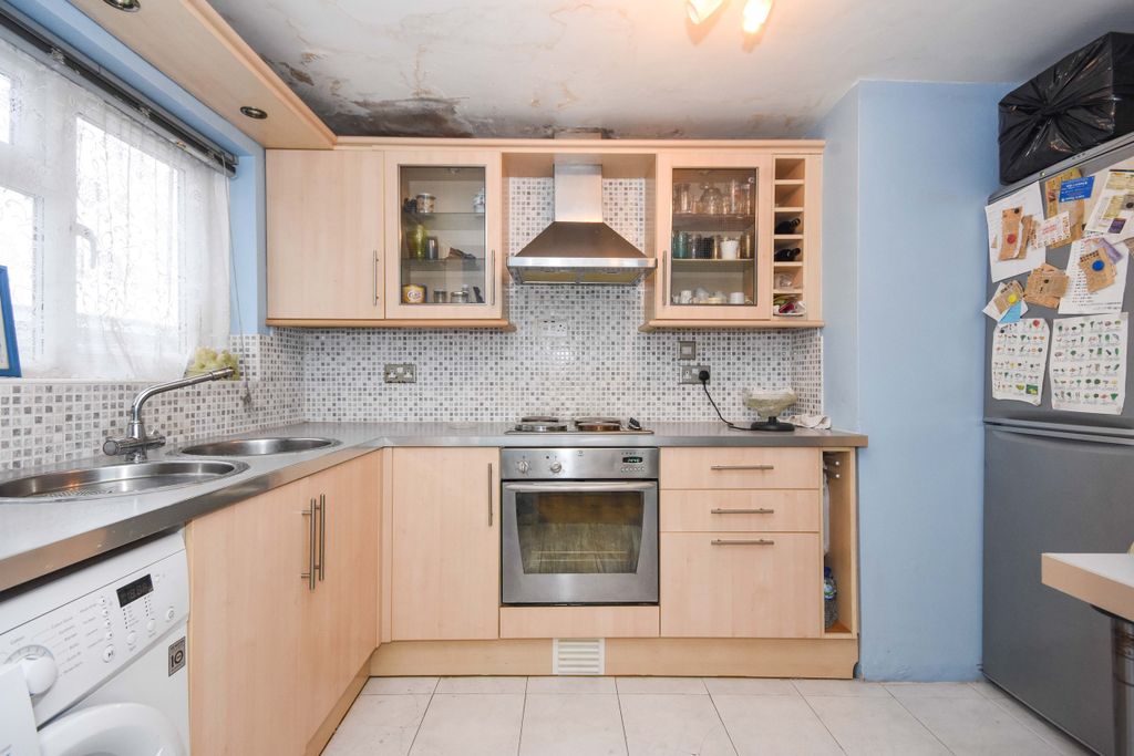 Property photo 3 of 10 Kitchen 1