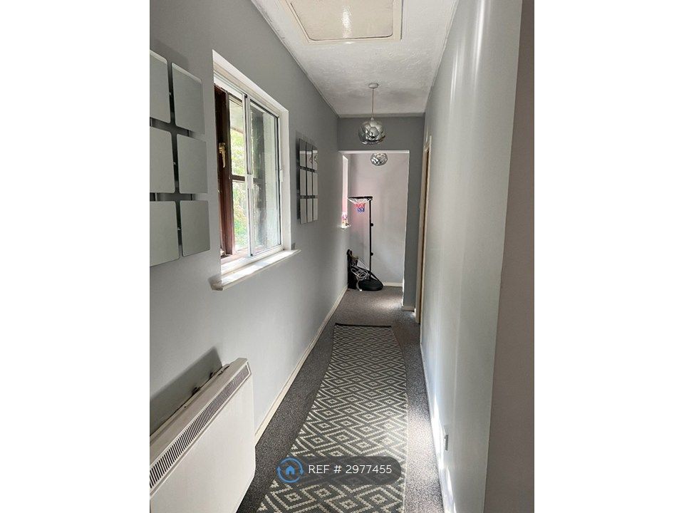 Property photo 3 of 8 Hallway