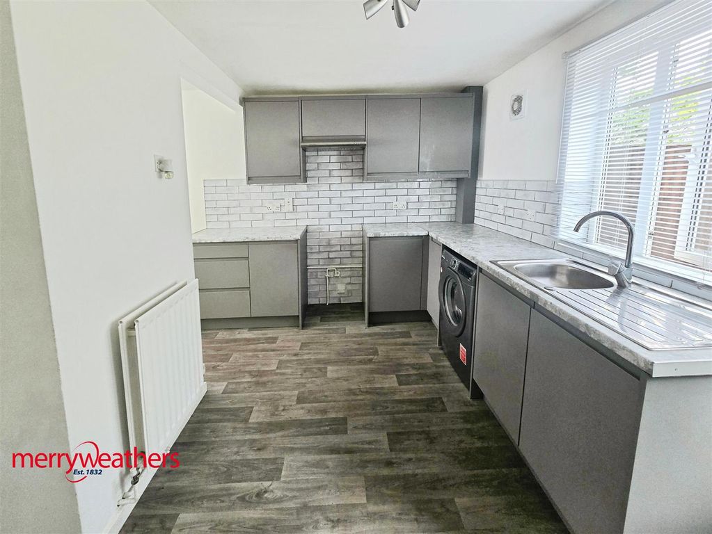 Property photo 3 of 14 Kitchen
