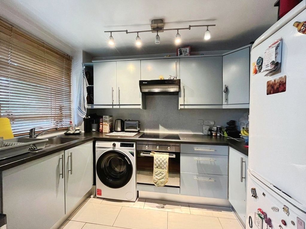 Property photo 2 of 7 Kitchen