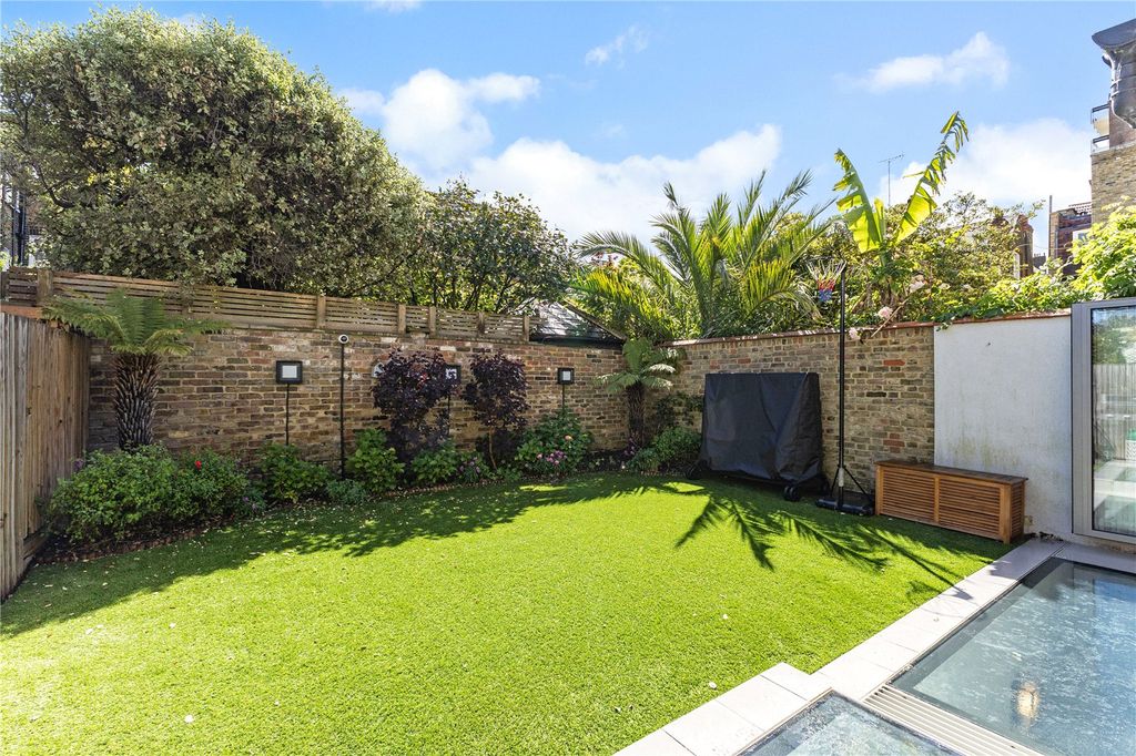 Property photo 3 of 17 Garden