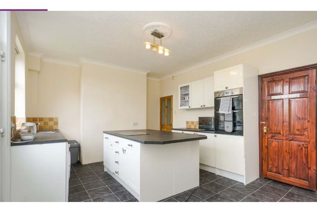Property photo 3 of 19 Kitchen