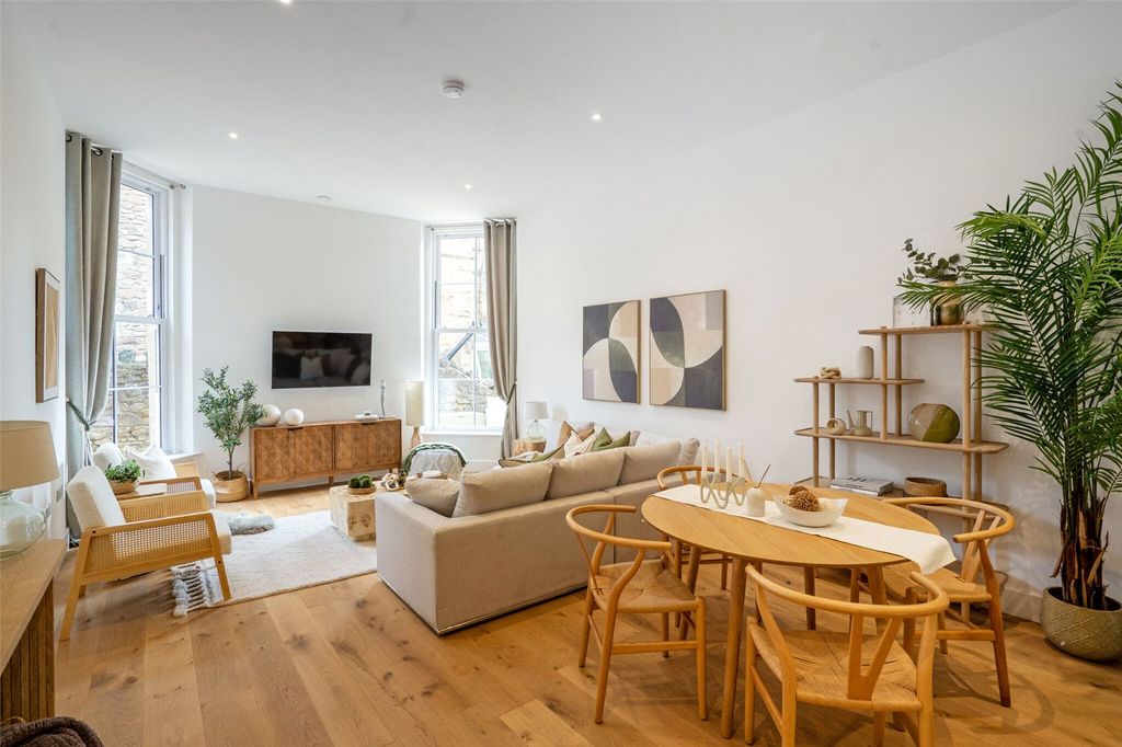 Property photo 2 of 14 Bay Court Show Apt