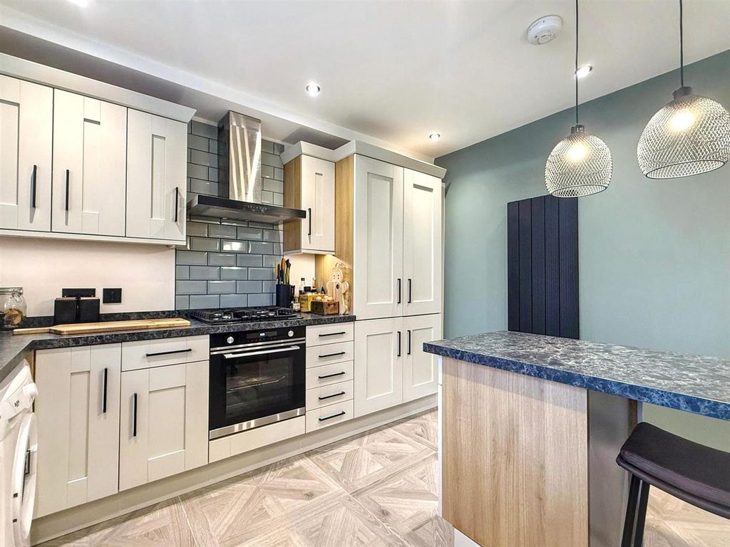 Property photo 3 of 31 Kitchen