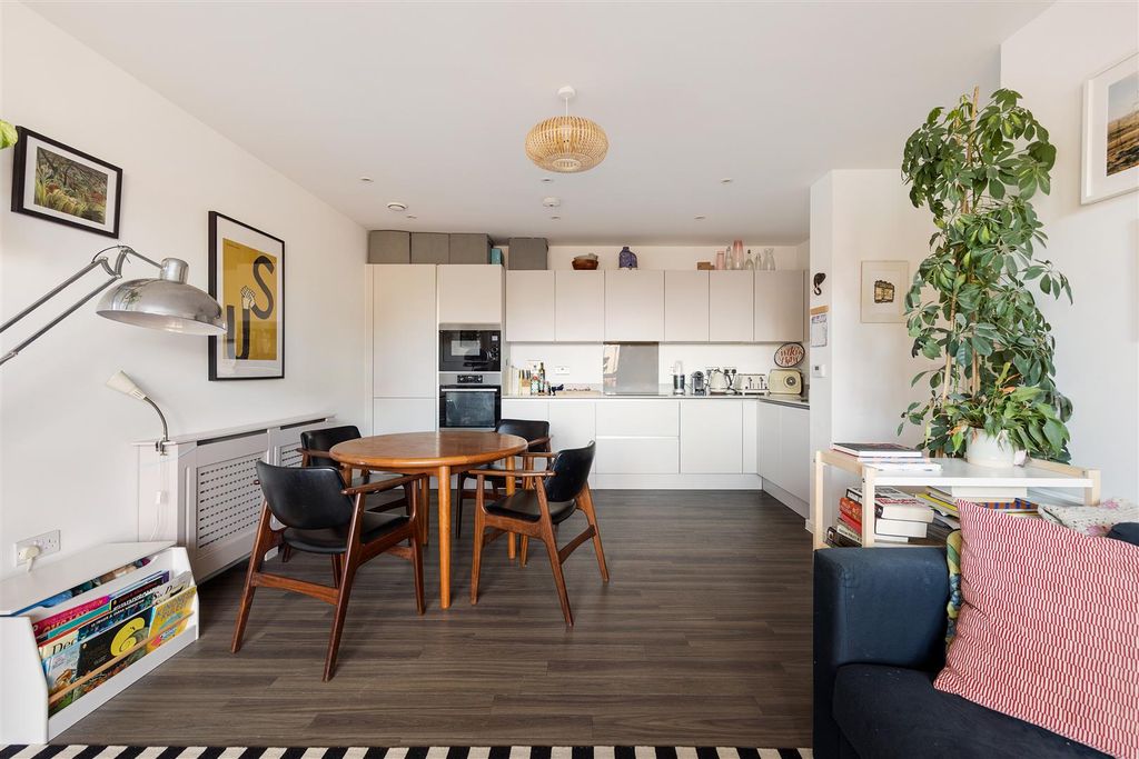 Property photo 2 of 21 Marlowe Road, E17