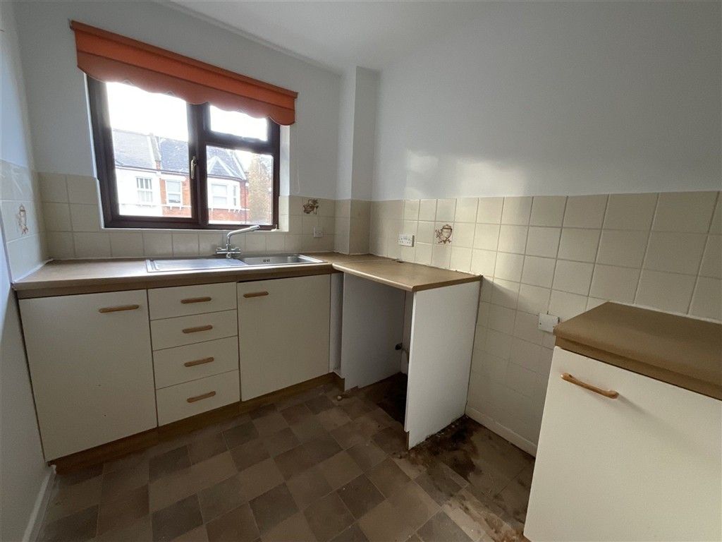 Property photo 3 of 6 Kitchen