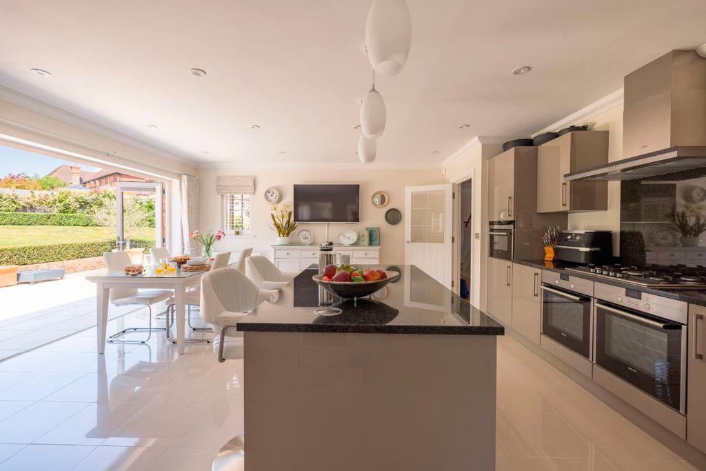 5 bed detached house for saleParsonage Croft, Etchingham TN19 photo 5