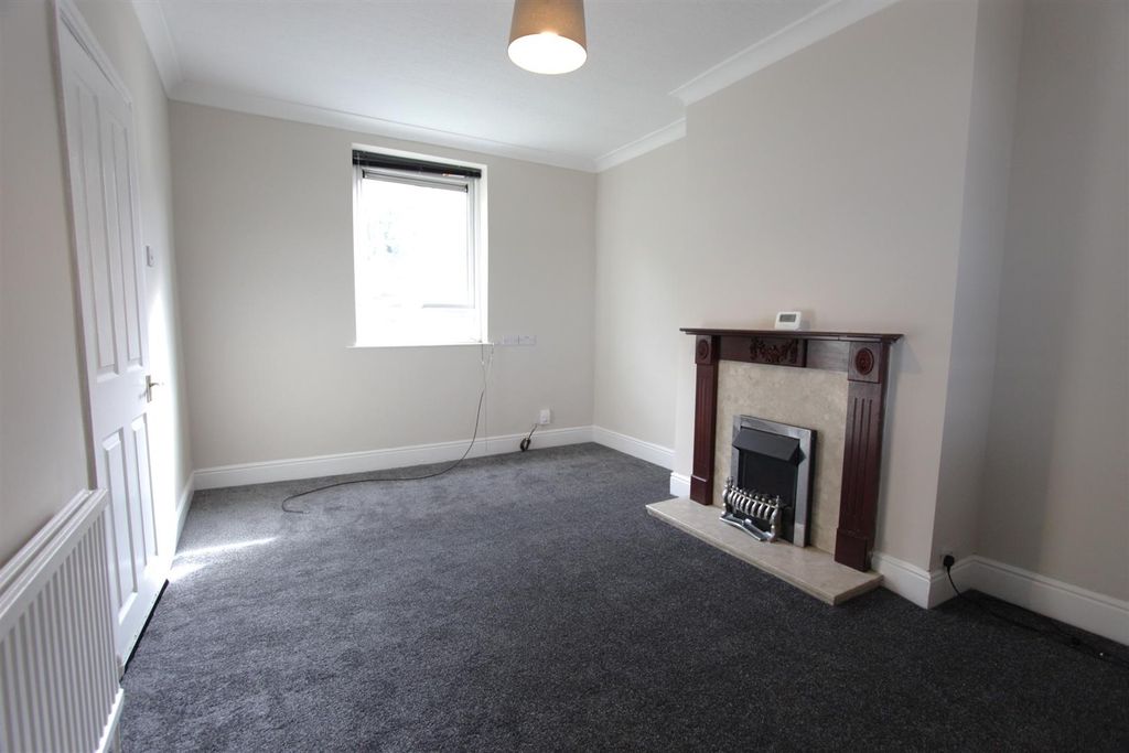 Property photo 3 of 10 1. Front Room (1).Jpg