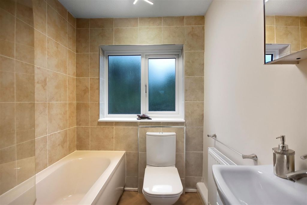 Property photo 3 of 10 Bathroom