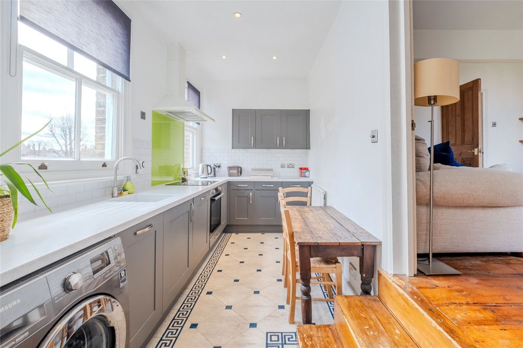 Property photo 2 of 8 Picture No. 12