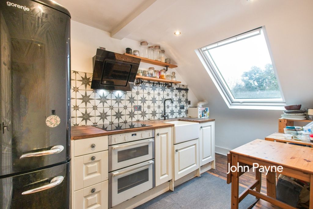 Property photo 3 of 11 Kitchen