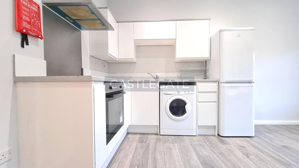 Property photo 3 of 9 Science House, Flat 10, 9 Bath Street, Huddersfield, HD1 5Bq (5)