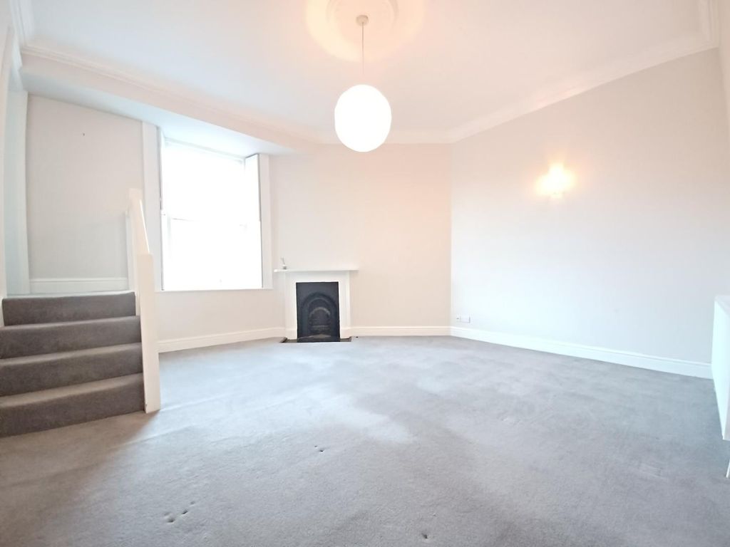Property photo 2 of 11 Lounge