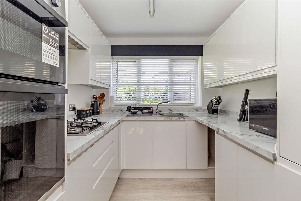 Property photo 2 of 12 8653288-Interior10-800.Jpg