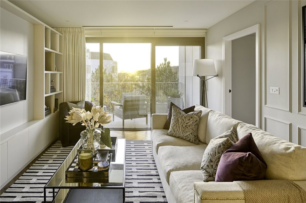 Property photo 1 of 10 Living Room