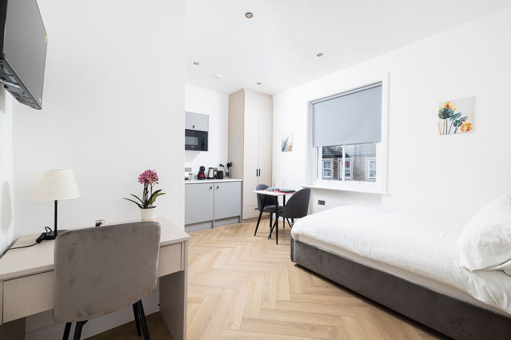 Property photo 2 of 5 Bright And Modern Double Bedroom Featuring A Cozy ...