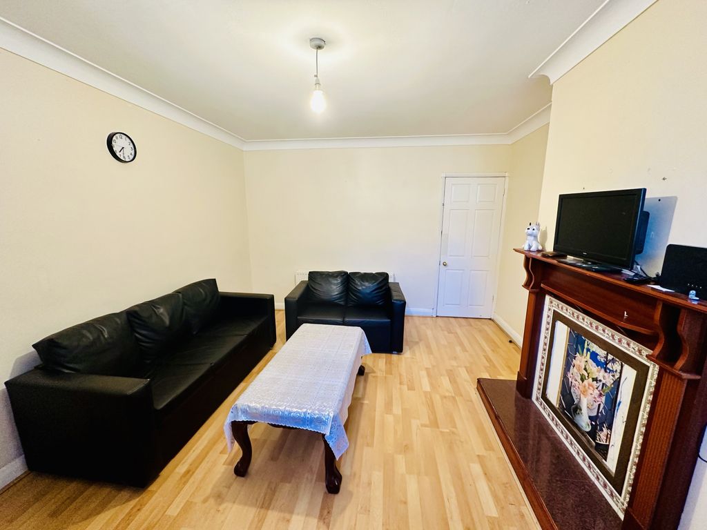 Property photo 1 of 9 Two Bedroom Ground Floor Maisonette