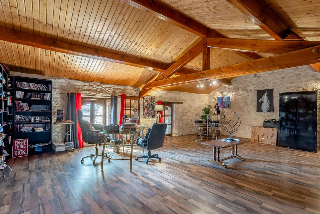 Property photo 2 of 17 Image