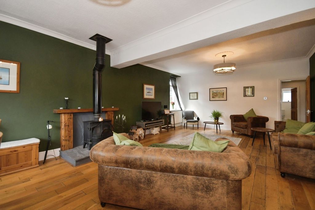 Property photo 3 of 20 Lounge