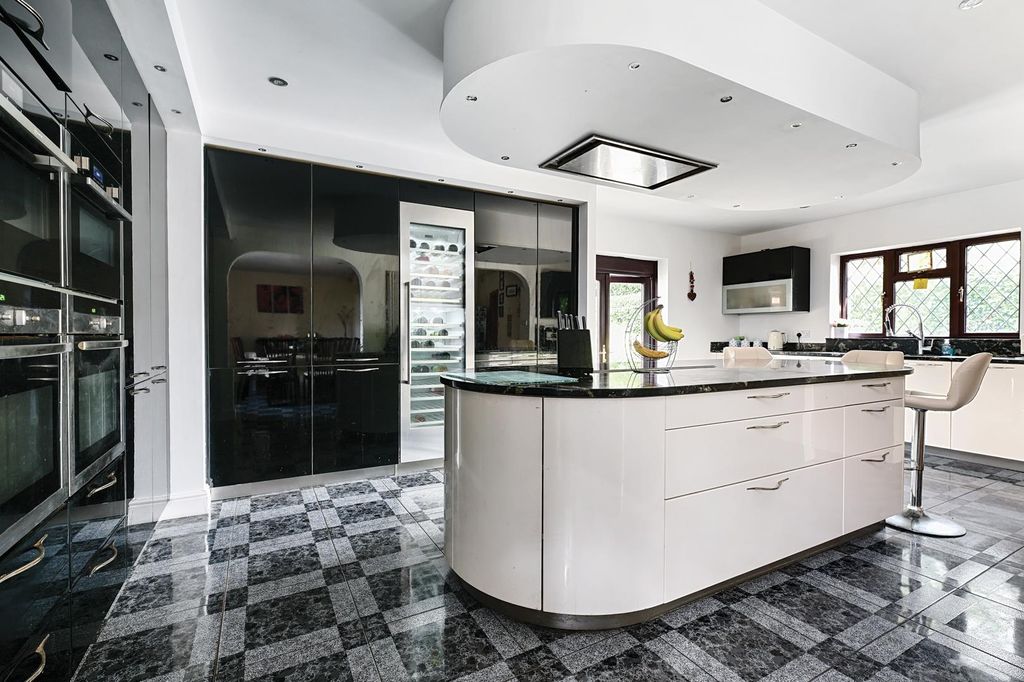 Property photo 2 of 18 Kitchen/Breakfast Room