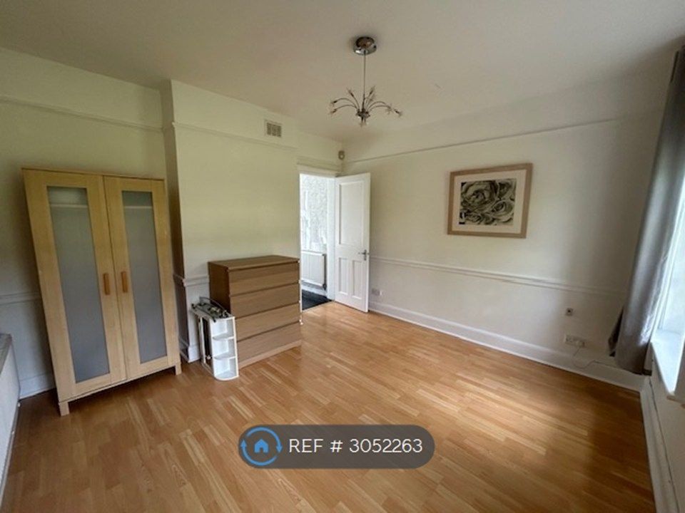 Property photo 3 of 11 Large Bright Bedroom