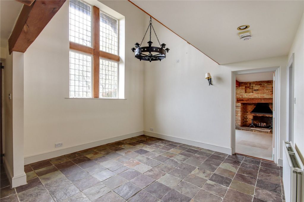 Property photo 3 of 11 Entrance Hall