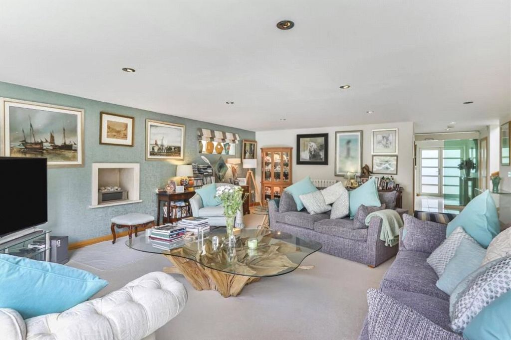 Property photo 2 of 21 Living Room