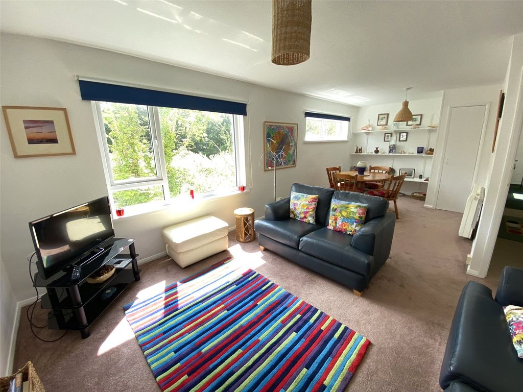 Property photo 3 of 11 Lounge 1