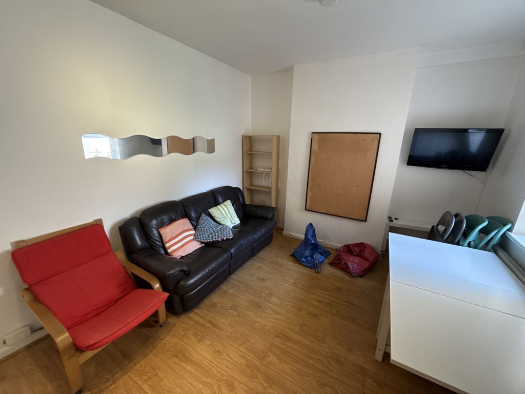 Property photo 2 of 7 Living/Dining Room