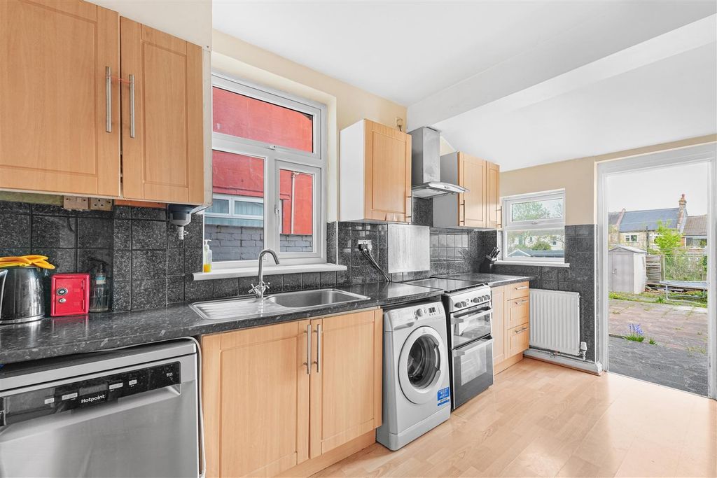 Property photo 3 of 31 Winchester Road, E4