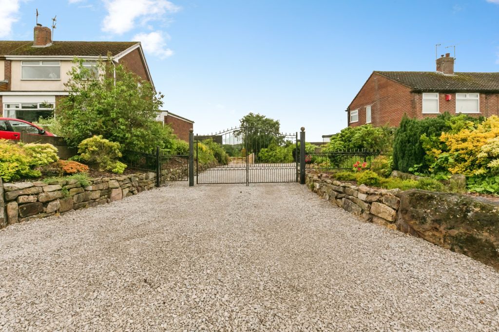 Property photo 2 of 30 Gated Driveway