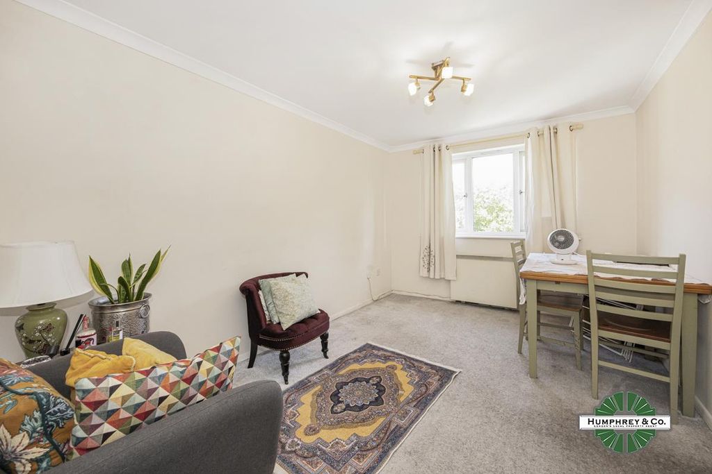 Property photo 2 of 11 Greenacre Gardens (5).Jpg