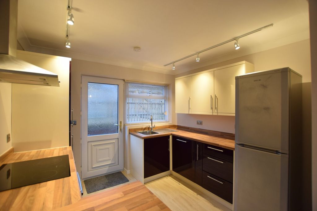 Property photo 1 of 10 Kitchen