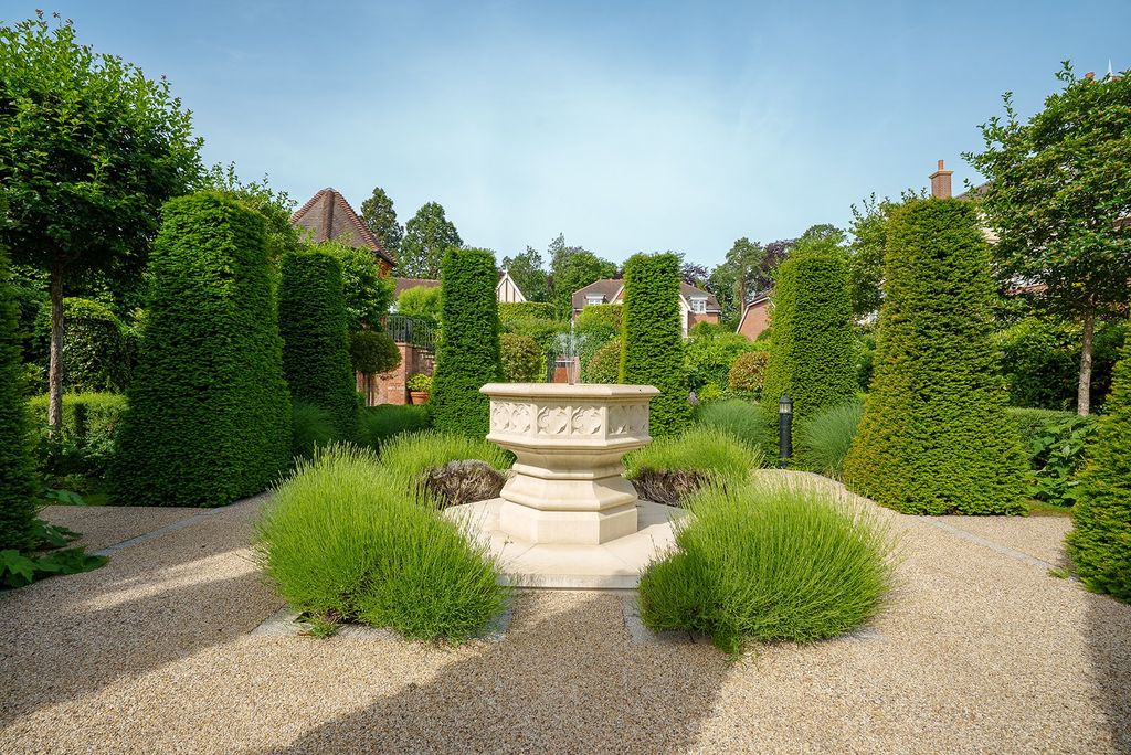 Additional image 6 of 3 bed flat for saleQueen Elizabeth Crescent, Beaconsfield, Buckinghamshire HP9