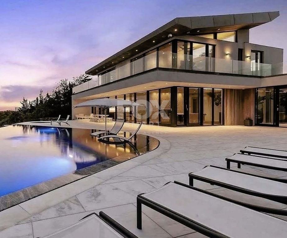 Property photo 1 of 8 Five Bedroom Exceptional Villa In A Privileged Area In Aphro