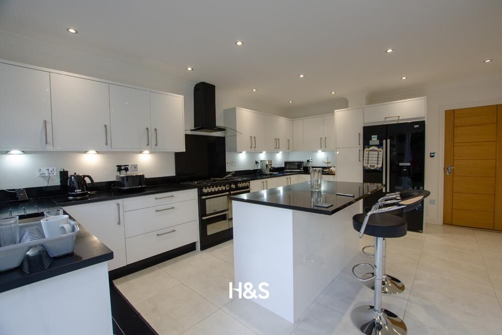 Property photo 2 of 21 130 Stanway - Kitchen3.Jpg