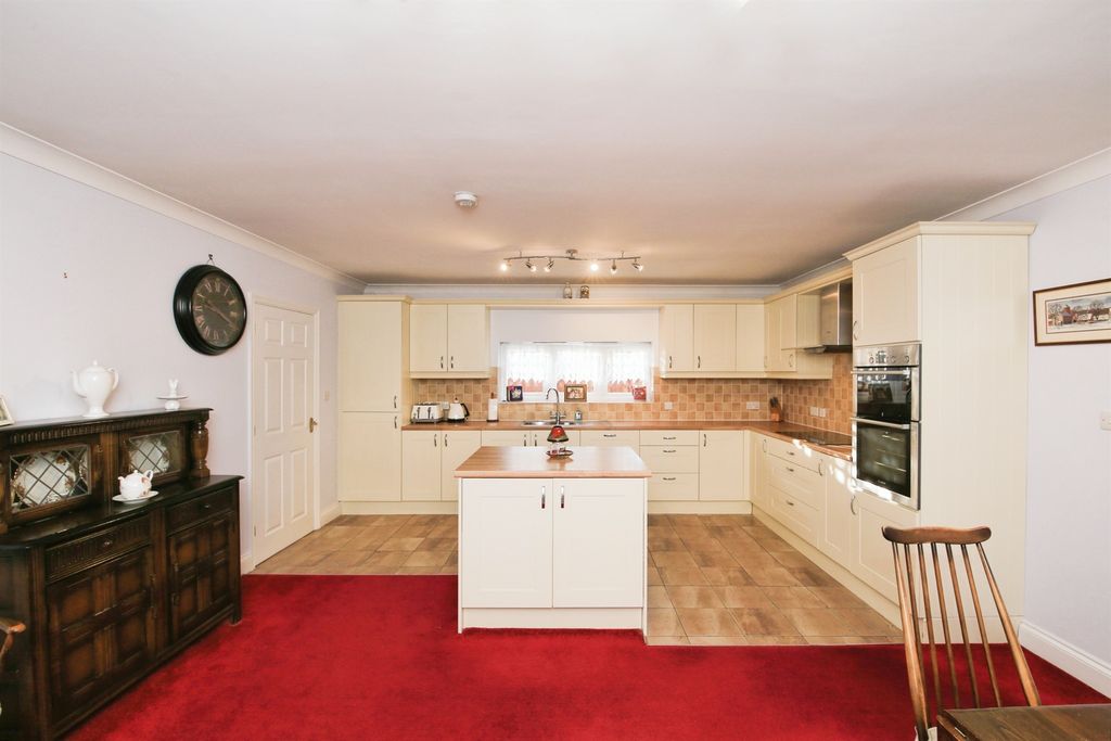 Property photo 3 of 21