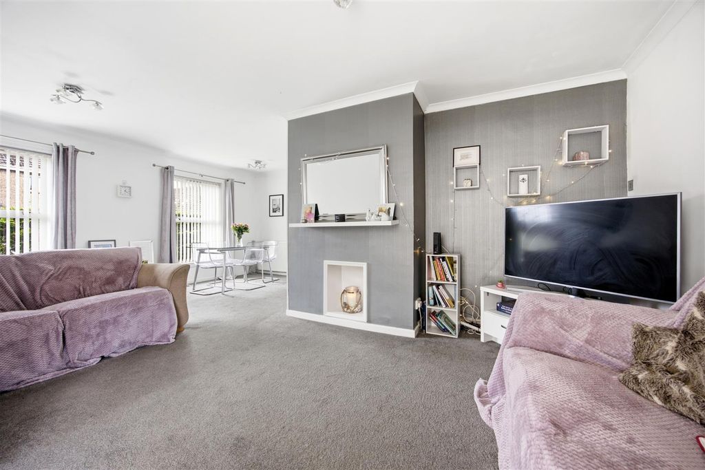 Property photo 3 of 22 14-1_Buchanan_Drive_Lenzie_014.Jpg