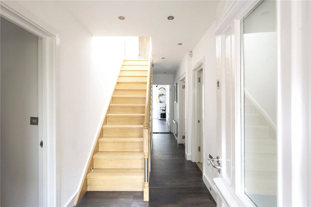 Property photo 3 of 27 Entrance Hall