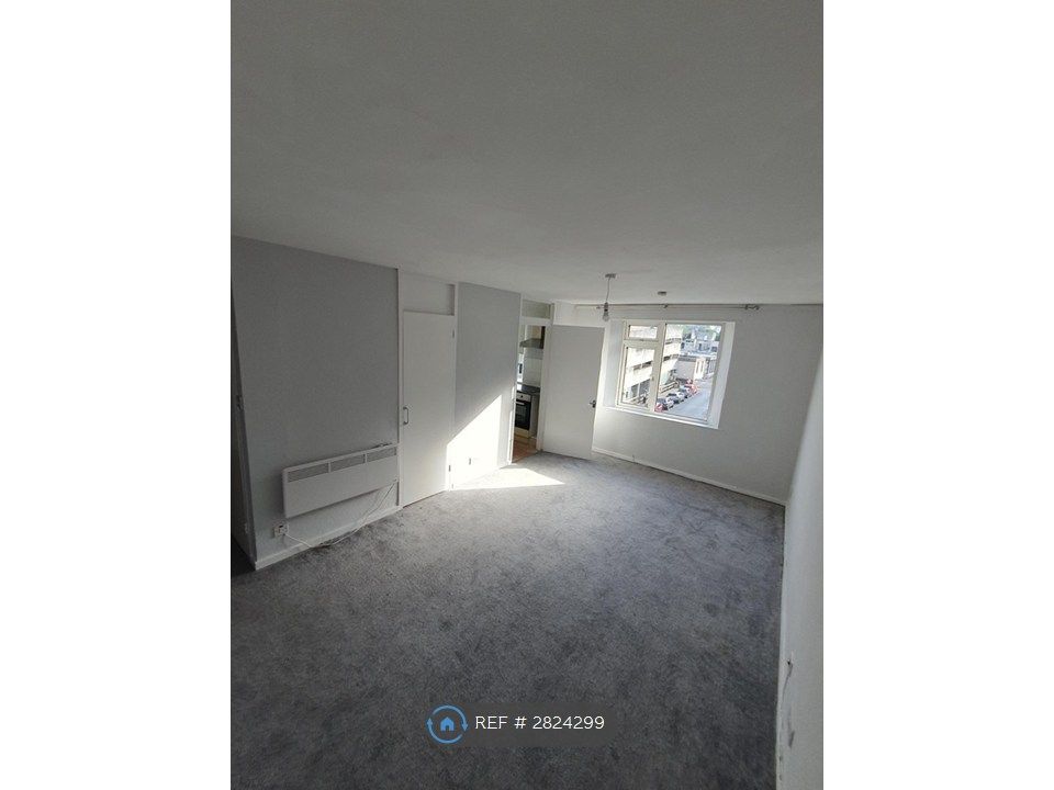 Property photo 3 of 8 Lounge