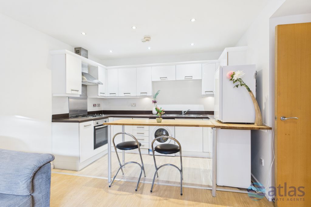 Property photo 2 of 10 Kitchen/Lounge