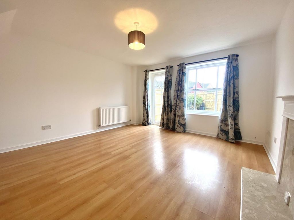 Property photo 2 of 10 Sitting Room