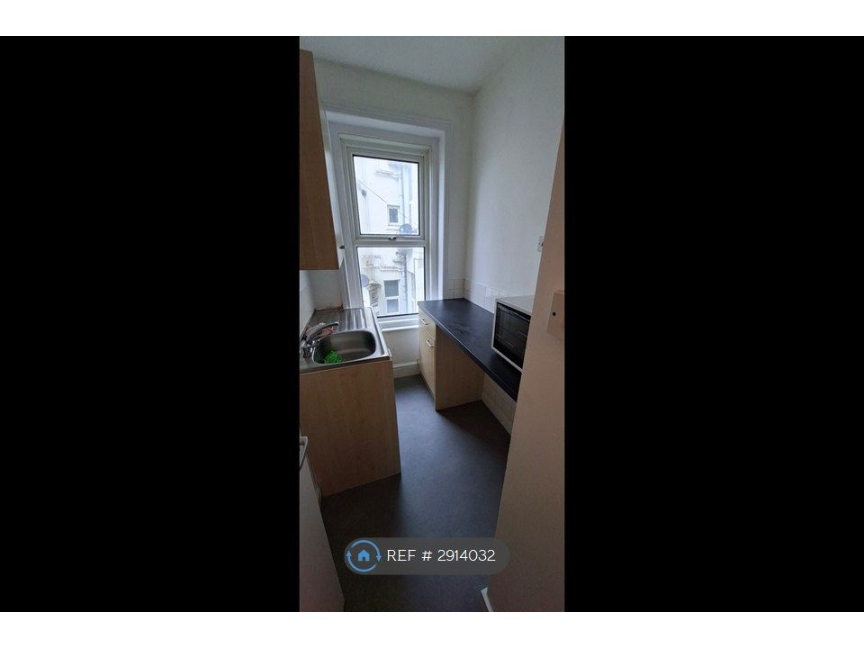 Property photo 3 of 6 Kitchen