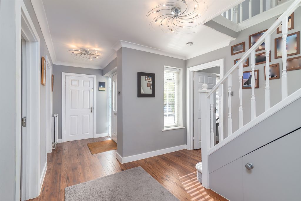 Property photo 3 of 20 Entrance Hall