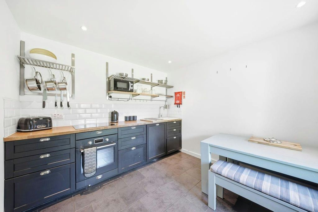 Property photo 3 of 6 03-Kitchen.Jpg