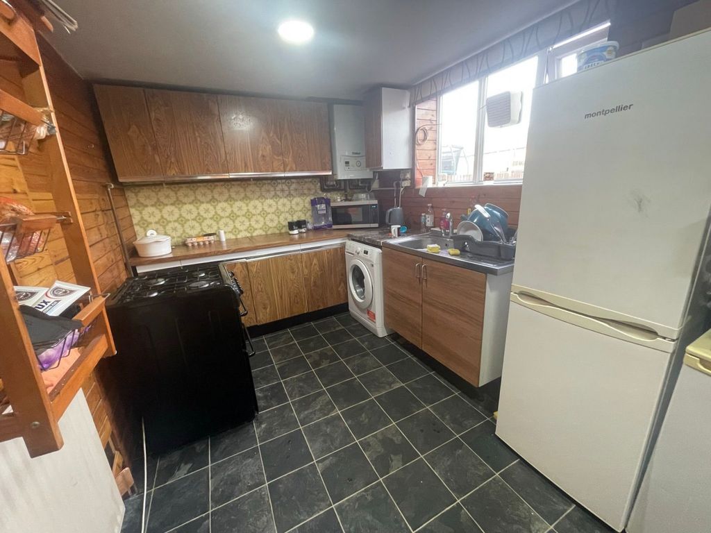 Property photo 1 of 4 Single Room To Rent In A Shared Family House- £500 Pcm